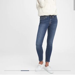 Gap mid rise curvy skinny jeans size 29